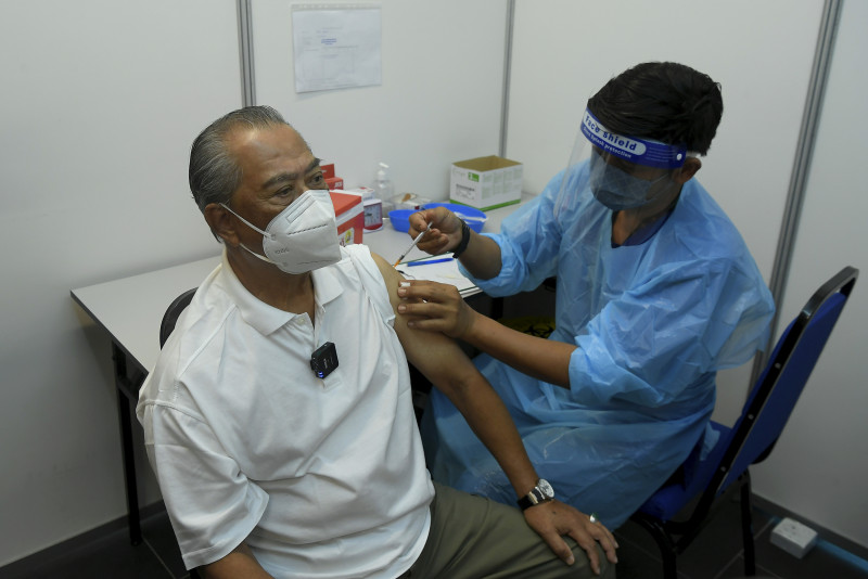Muhyiddin, wife get Covid-19 booster shots