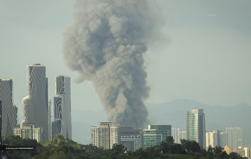 [UPDATED] Sprawling blaze causes frightening smoke column on KL skyline