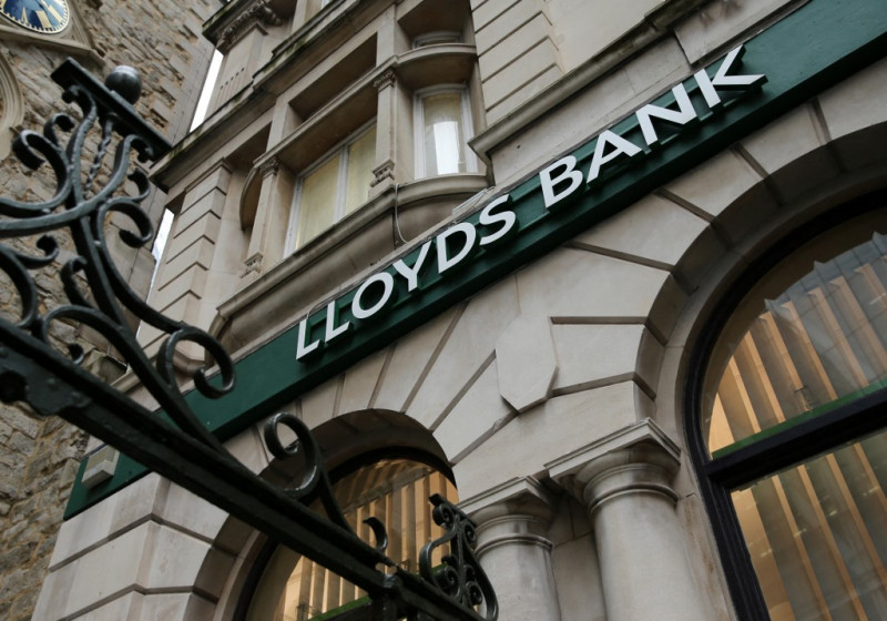 Lloyds bank says 2020 profit slumps to £865 mil 