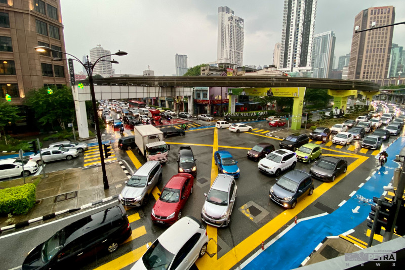 Better public transport needed before putting age limits on vehicles: Wee