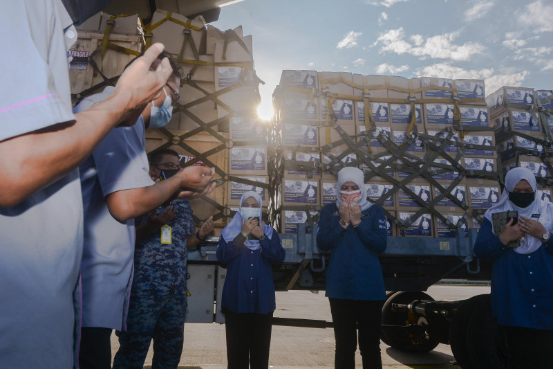 Rina Harun sends off 2,500 food baskets from Subang to Labuan