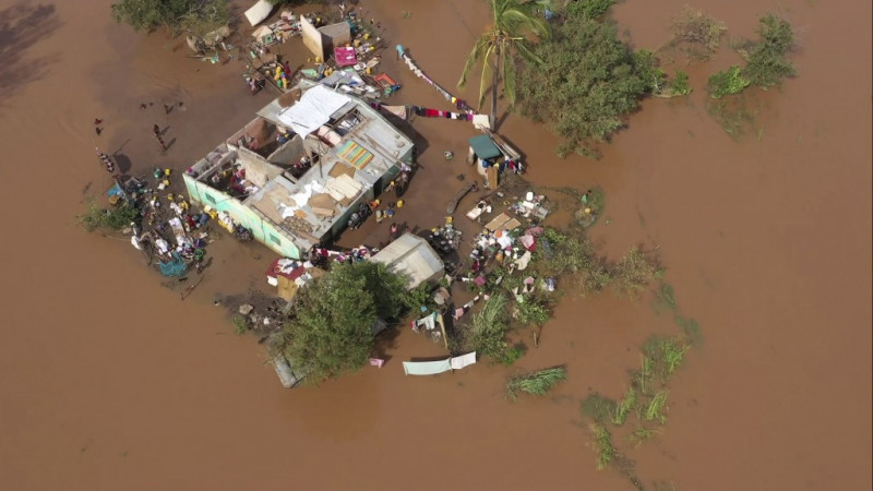 Cyclone Eloise leaves hundreds homeless in Mozambique