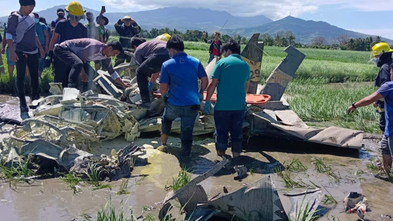 Philippine Air Force plane crashes, 2 dead