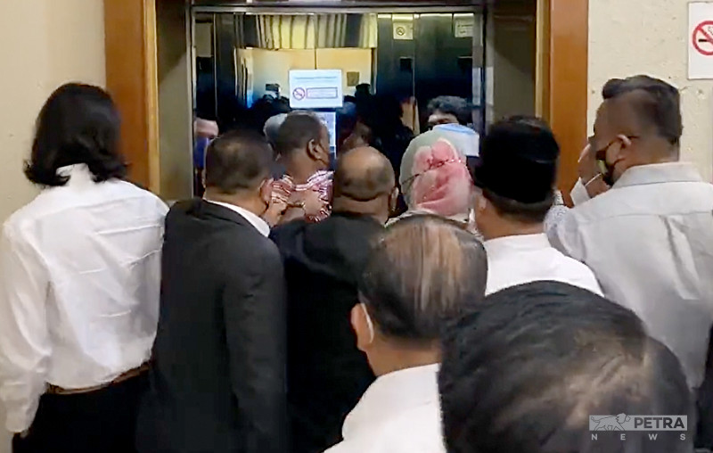 Netizens slam behaviour of Zahid’s bodyguard at high court