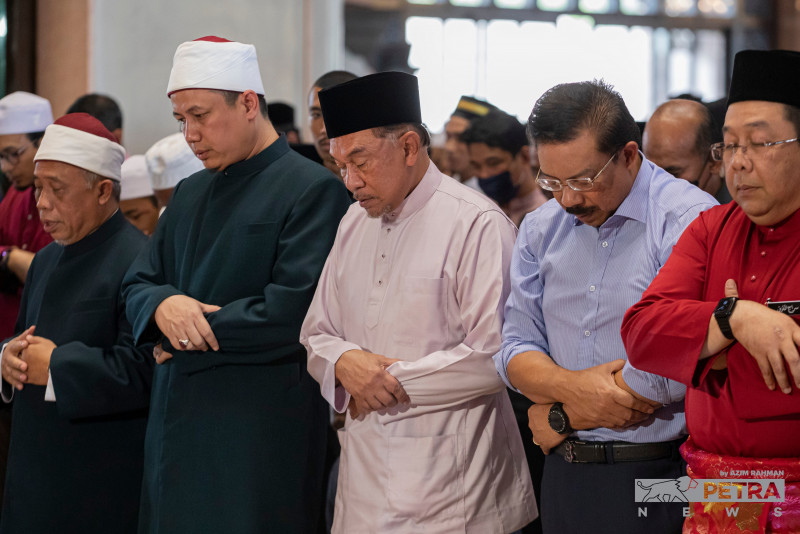 Anwar performs first Friday prayers as PM 