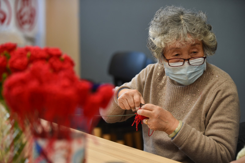 Shanghai grannies knit love and pride into Olympic bouquets