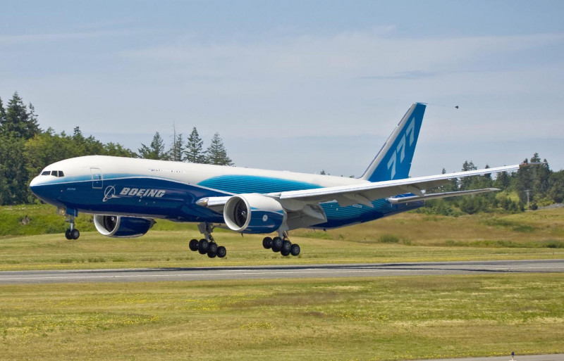 Boeing 777 with engine trouble makes emergency landing in Moscow