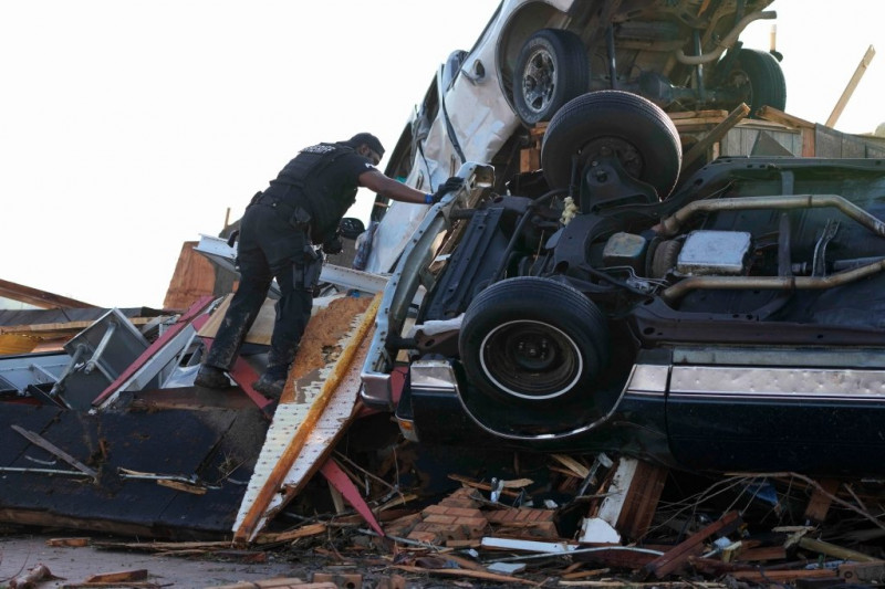 At least 25 killed as tornado rips through Mississippi