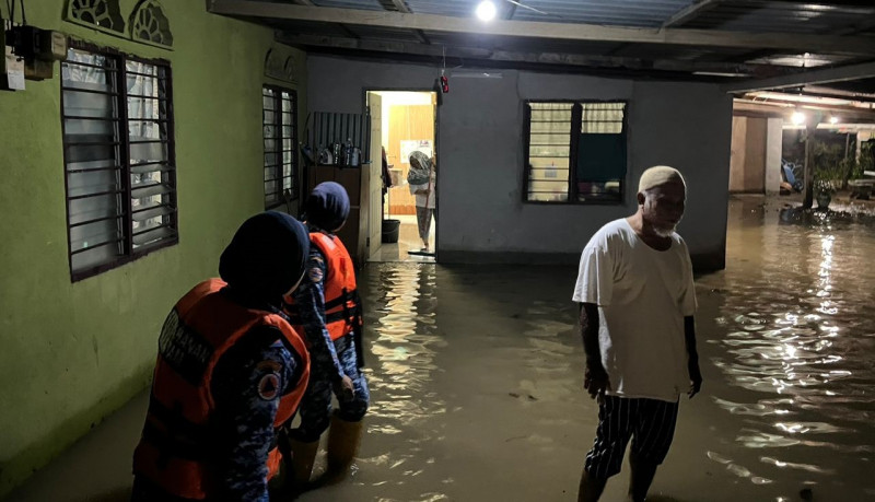 Authorities evacuate 60 after floods in Taiping