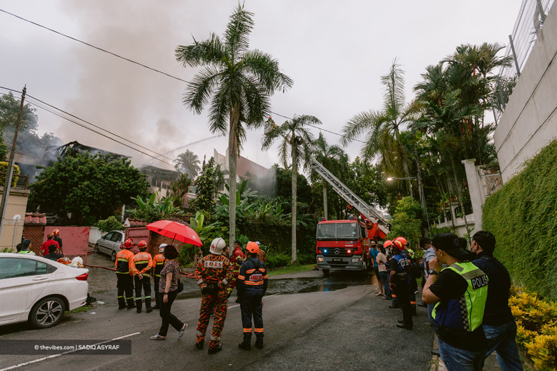 Firemen battle Taman Duta house blaze as hydrants run dry