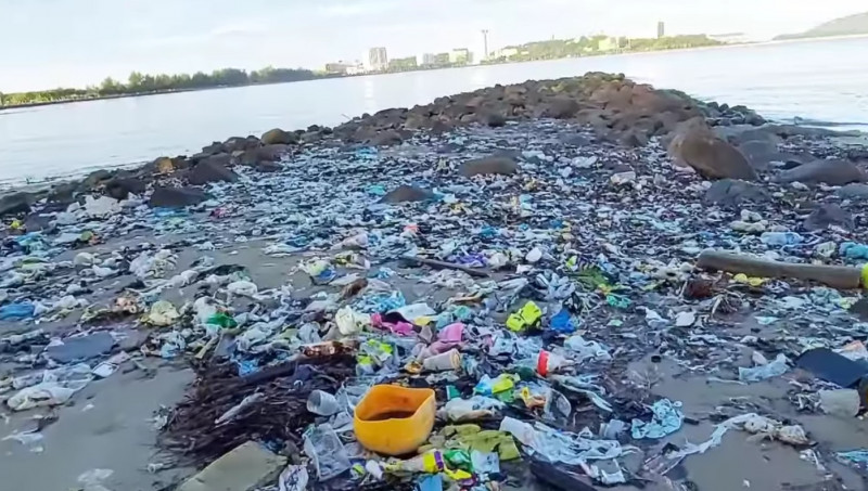 DBKK hustles to clean Teluk Likas beach after viral video of rubbish