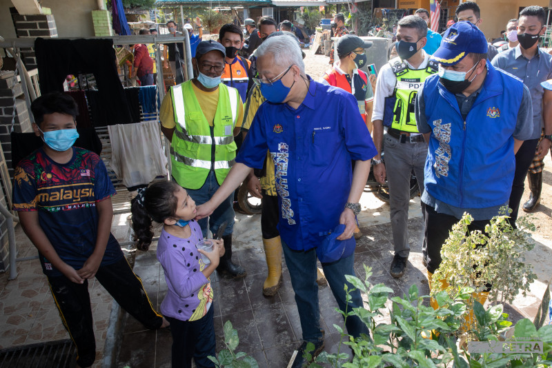 Ismail Sabri visits flood-hit areas in Hulu Langat