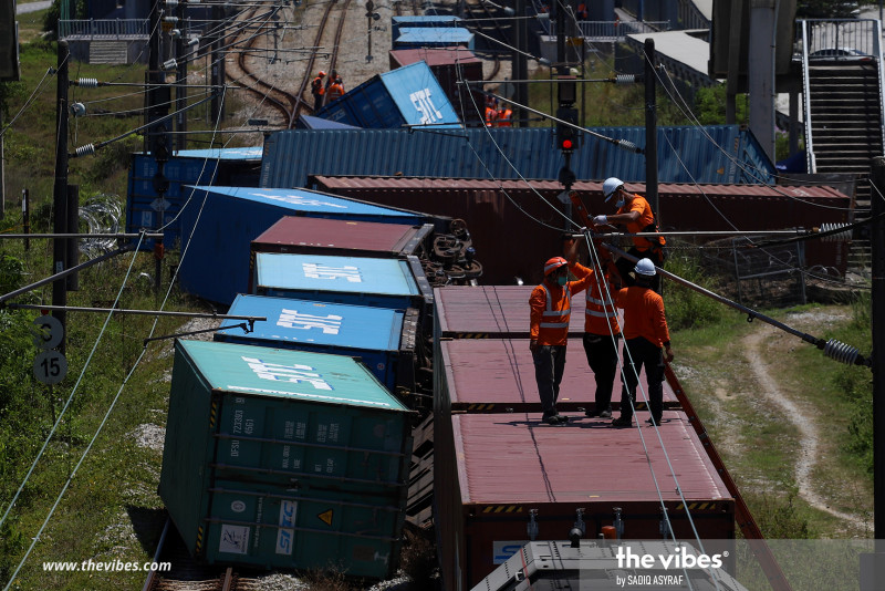 Cargo train slips off track at Batu Tiga KTMB station