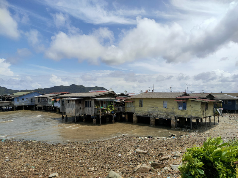 Lack of sewage system makes sea a toilet for Sandakan water villages 