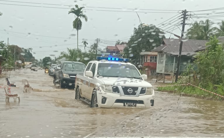 Sg Baram riverbank overflows, cuts off access to Marudi