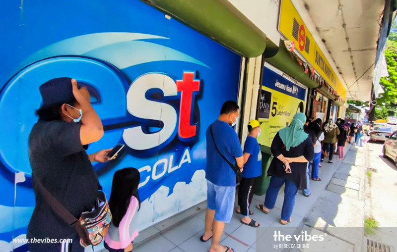 Sandakan swarmed by last-minute school gear shoppers