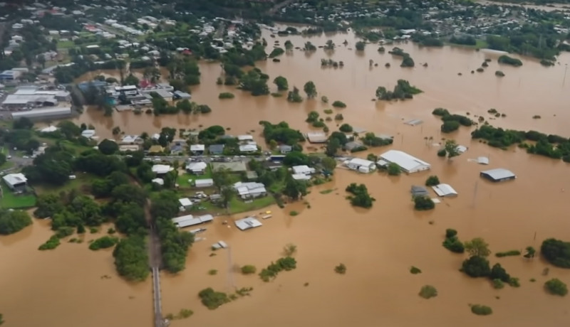 Rooftop rescues as tens of thousands flee from Australia floods