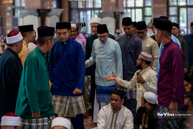 Anwar performs Aidiladha prayers at Putra Mosque