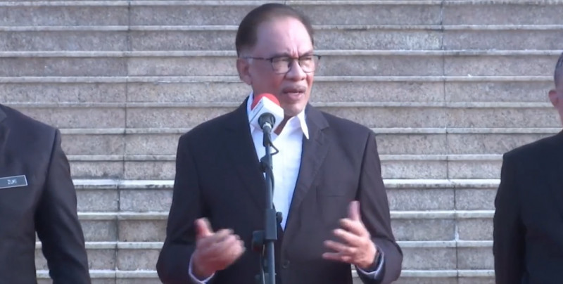 Anwar urges civil servants to uphold integrity, promises reform without tax burden