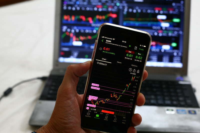 HK stocks extend rally to open higher