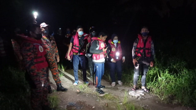 [UPDATED] Selangor firemen rescue 10 stranded in Sepang quarry