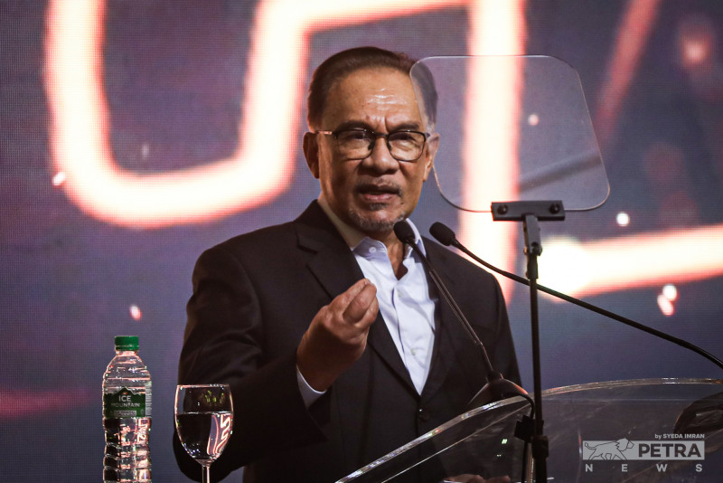 [UPDATED] No need for Sivakumar to take leave amid MACC probe: Anwar