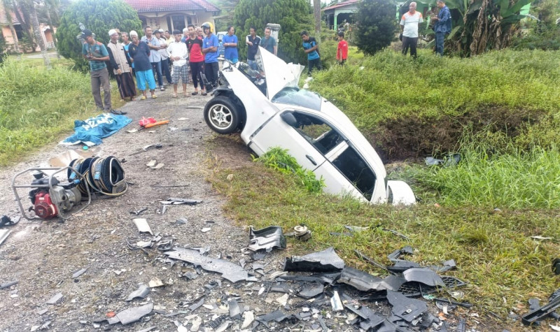 Three men, including father, son killed in Pontian car crash 