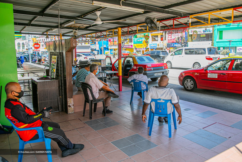 1-year automatic extension for public service vehicle licences expiring this year
