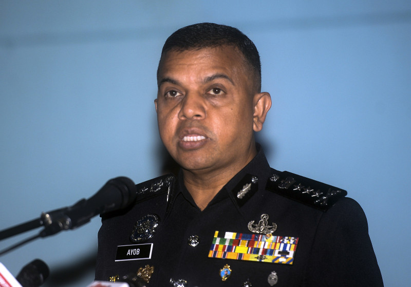 Cops nab 3 men, seize contraband cigarettes worth RM7.66 mil in Johor