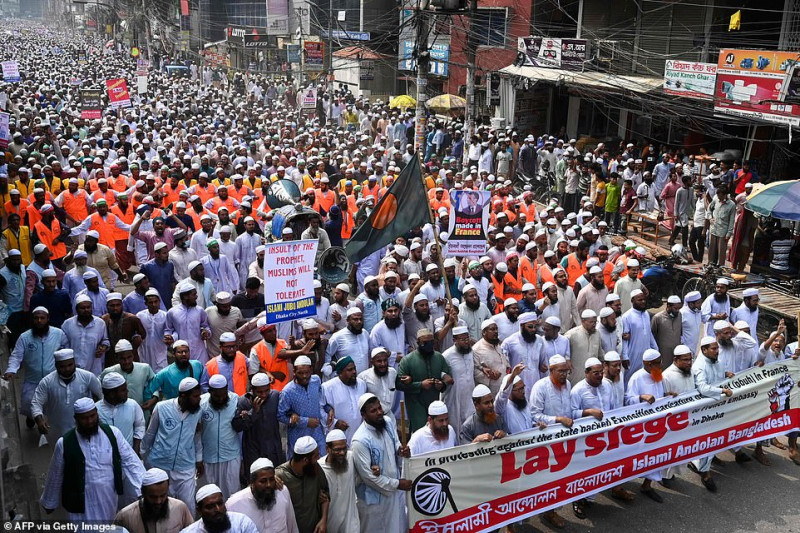 Tens of thousands stage anti-France rally in Bangladesh