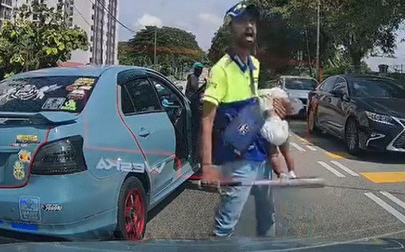 Angry driver did not use her signal, man breaks side mirror with baseball bat (video)