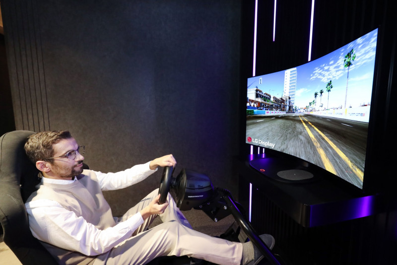 A foldable OLED screen for gamers