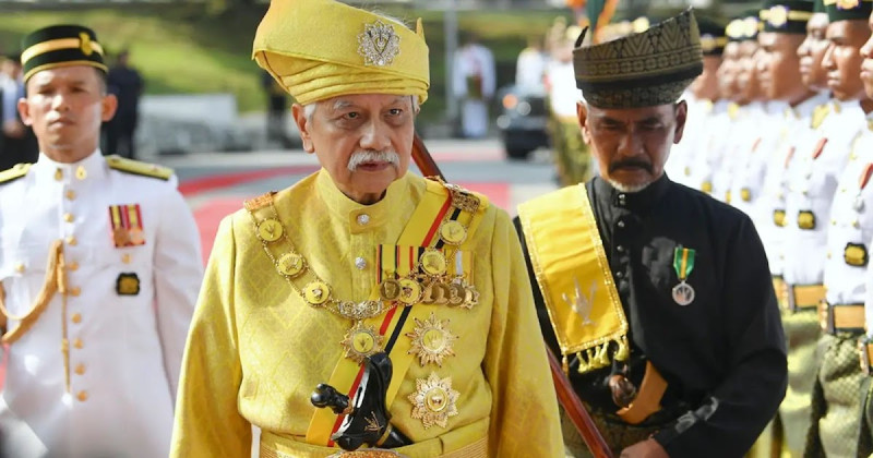 The ruler who doesn’t need to be seen giving