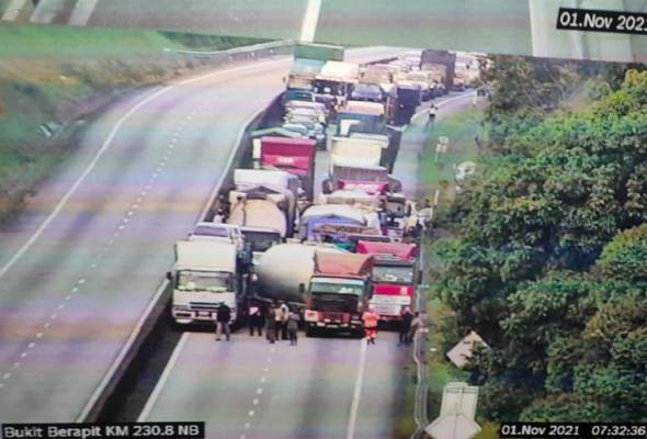 Stalled lorry causes 7km-long snarl on North-South Expressway
