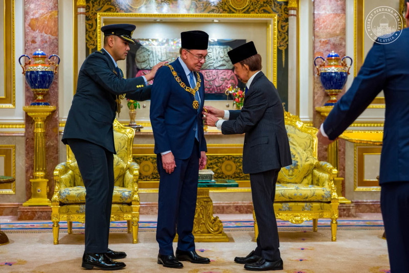 PM Anwar receives royal honour from Brunei Sultan
