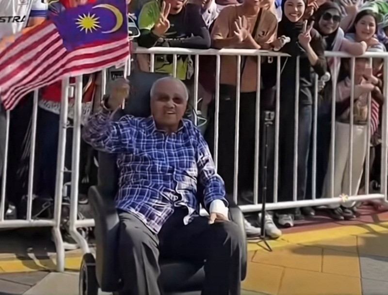 Mahathir turns up for National Day celebrations in Putrajaya