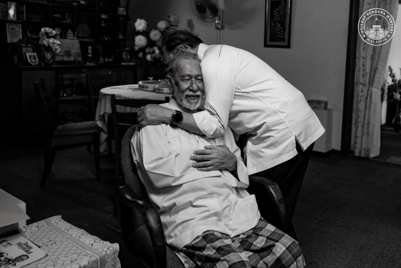 PM Anwar loses beloved elder brother; Idrus Ibrahim passes away