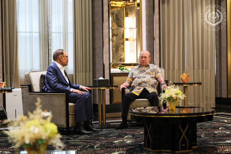 King grants audience to Anwar at Istana Bukit Tunku