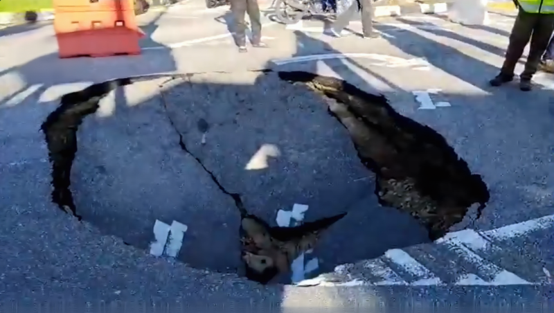  Penang: Sinkhole appears along Jalan Dato Ismail Hashim
