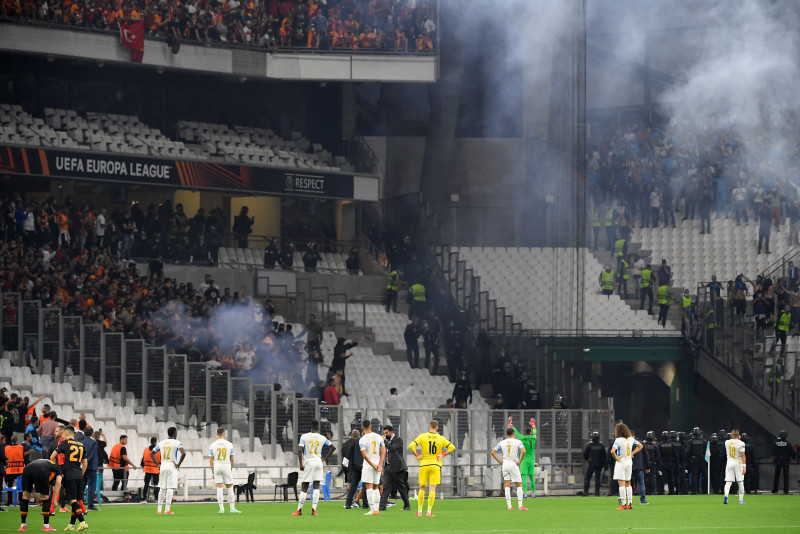 PSG players stuck in car park as rival fans clash