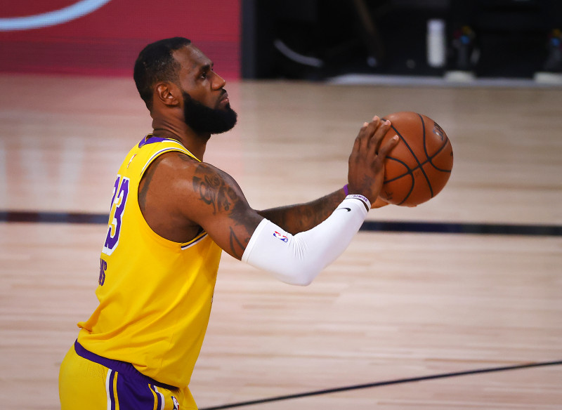 Lakers cool Miami Heat