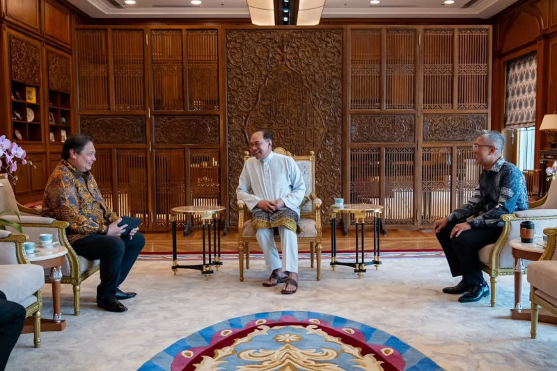 Anwar hosts Indonesian economic affairs minister Airlangga Hartarto in Putrajaya