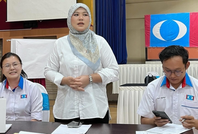 AMK slams UMNO youth over incorrect national flag poster, accuses leader of double standards