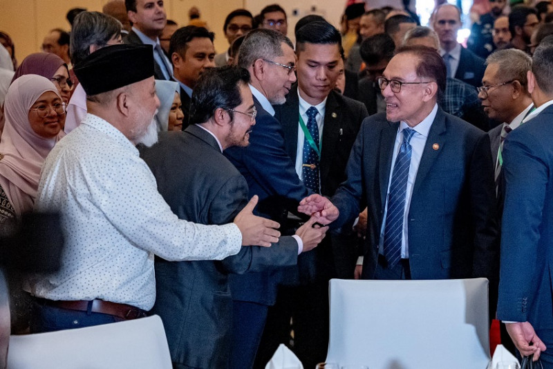  Anwar discusses Palestine-Israel conflict with Muslim world league
