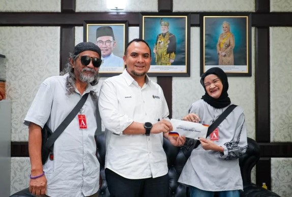 Anwar extends support to disabled burger seller whose determination inspires Malaysians