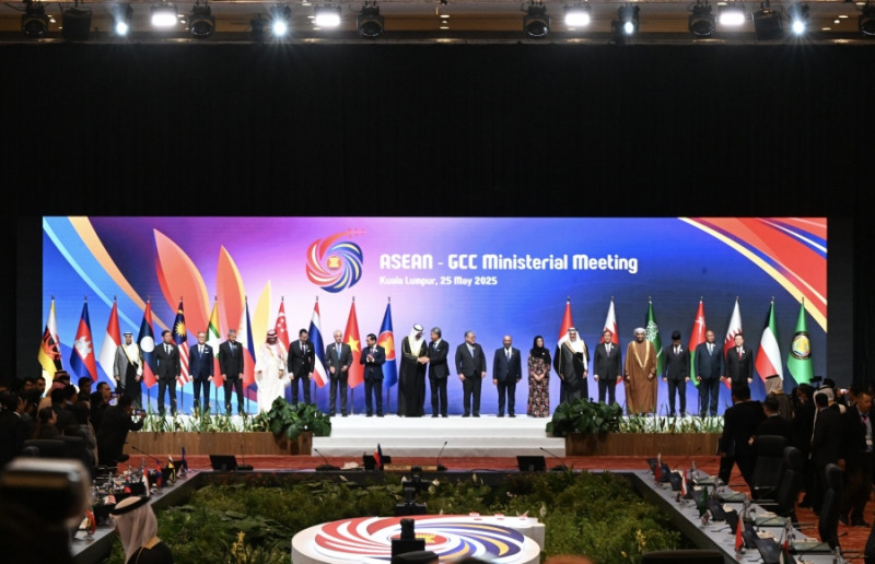 Southeast Asian leaders convene in Kuala Lumpur for crucial ASEAN Summit
