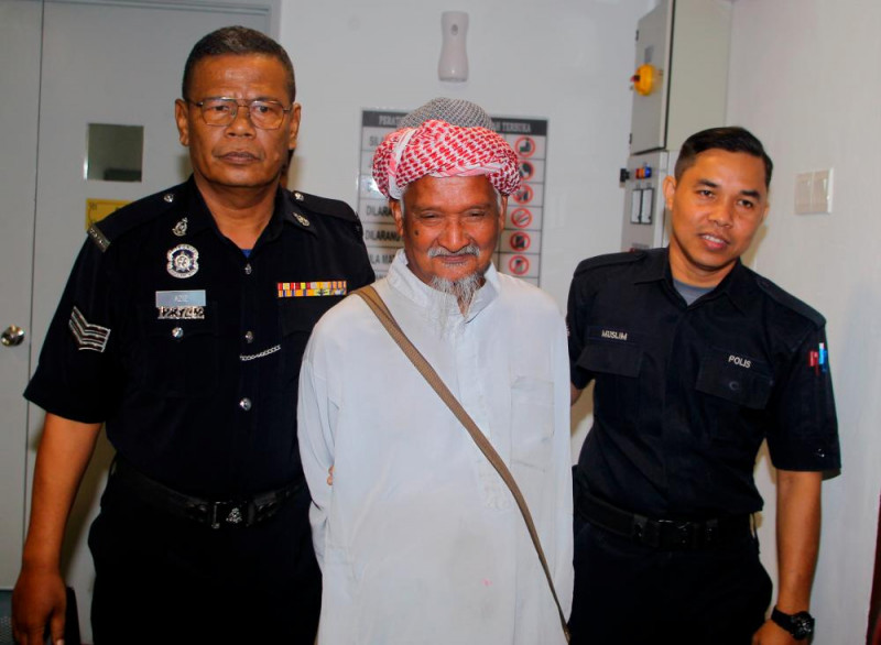 Independent speaker pleads not guilty to insulting king in WhatsApp group