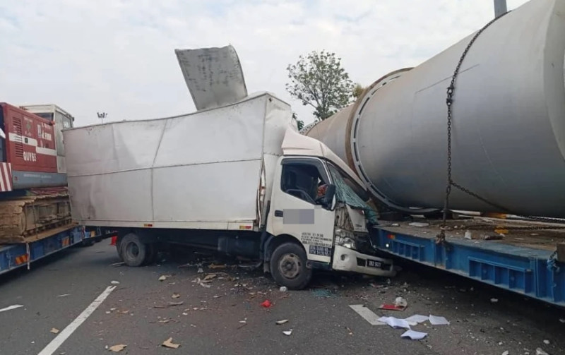 Lorry attendant killed, drivers escape unhurt in double lorry collision on PLUS highway