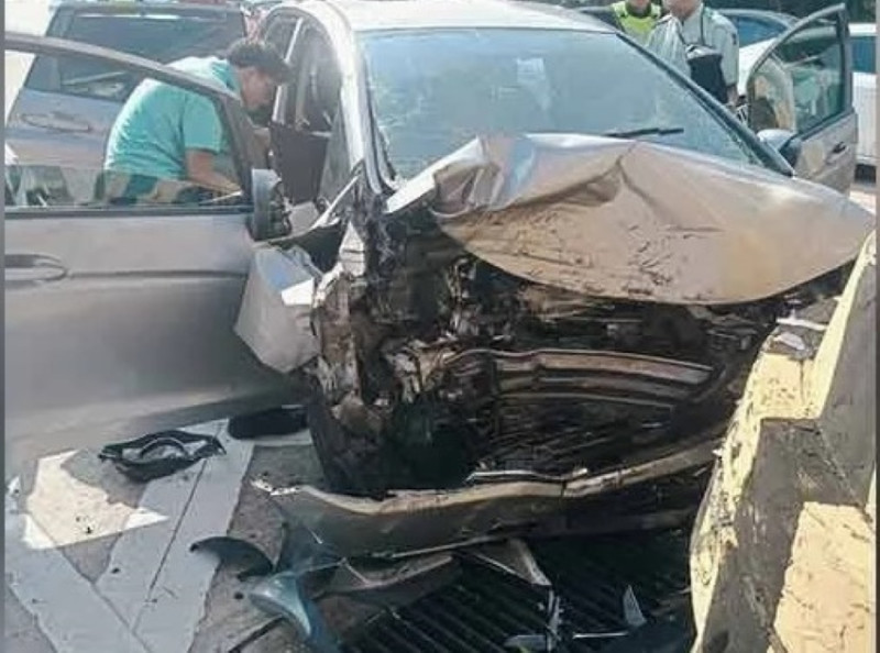 Driver injured after crashing into toll barrier on NKVE