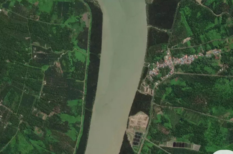 Overloaded passenger boat sinks in Sarawak river, 20 swim to safety